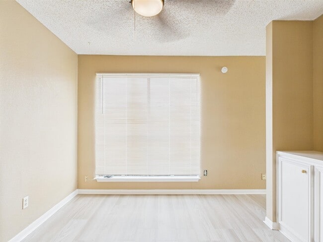 Building Photo - 913 Mayfield Dr