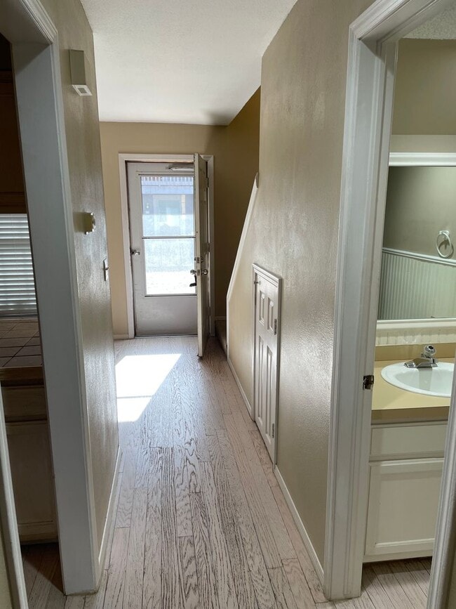 Building Photo - Darling 1 Bed, 1.5 Bath Townhouse with sma...