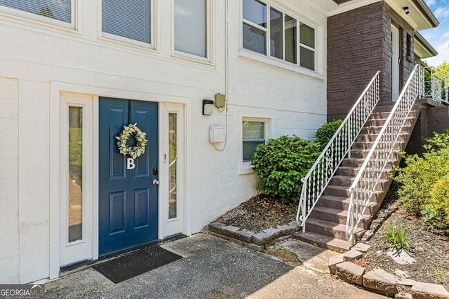 Building Photo - 2100 Cascade Rd