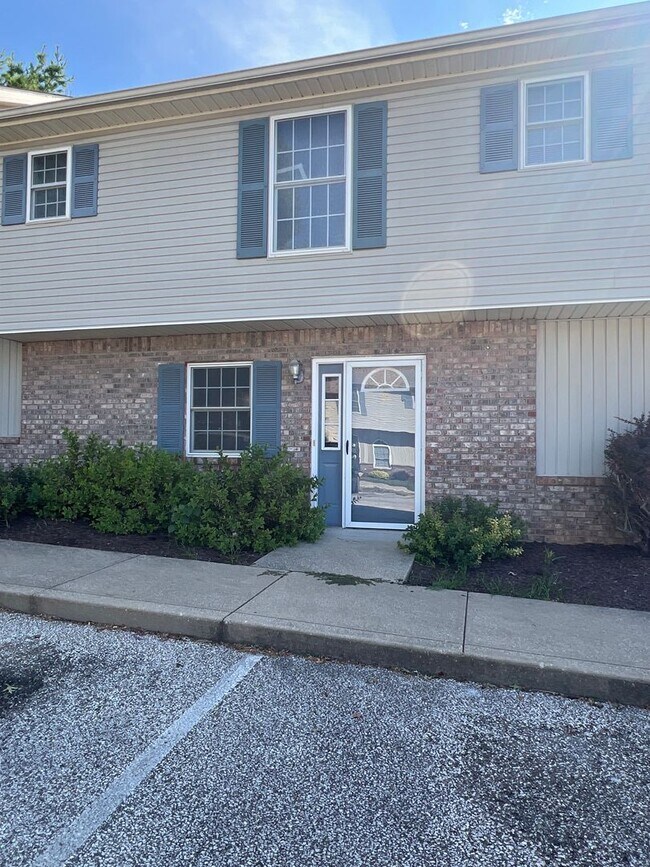 Building Photo - 2 Bedroom Condo! Available AUGUST 2026! M...