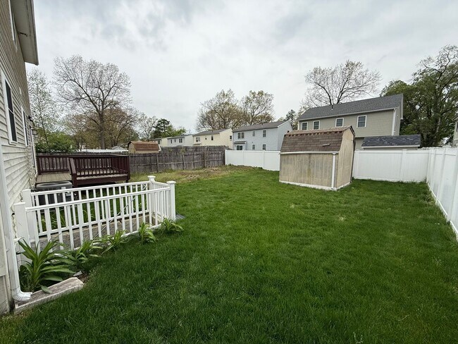 Building Photo - Three Bedroom, Single Family Home Located in Springfield's Pine Point Neighborhood!