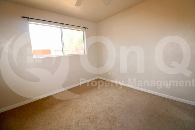 Building Photo - 4043 E Deseret Dr