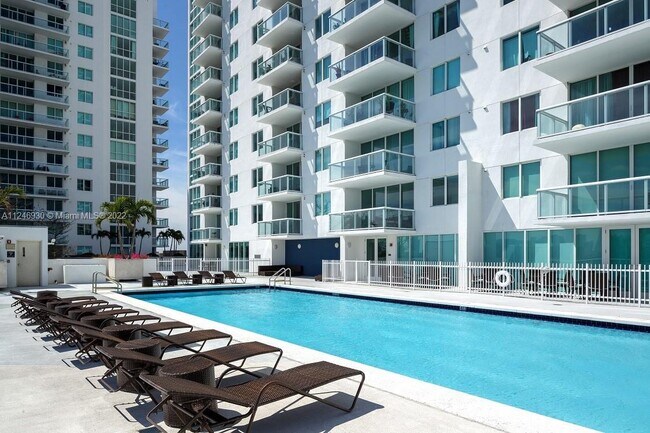 Building Photo - 1861 NW South River Dr