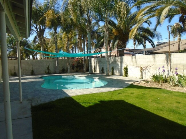 Building Photo - NW-WITH POOL !