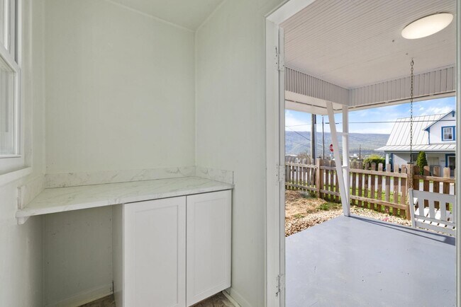 Building Photo - 389 Thompson St