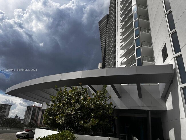 Building Photo - 17001 Collins Ave