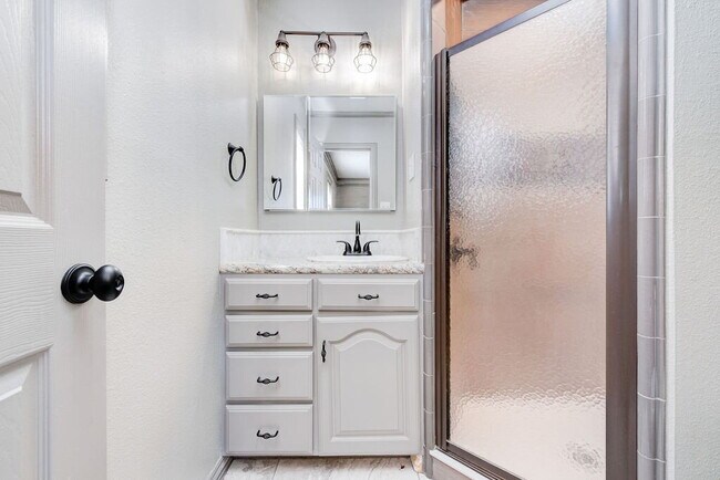 Building Photo - 3/2/2 in Excellent Location!