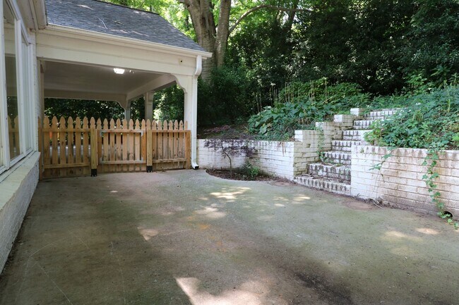 Building Photo - 2833 Wesleyan Ln