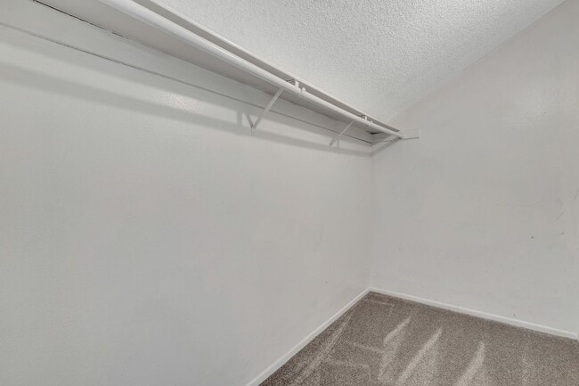 Building Photo - Thousand Oaks- Three Bedroom Condo