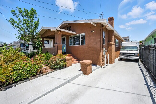 Building Photo - 5530 Laverne Ave