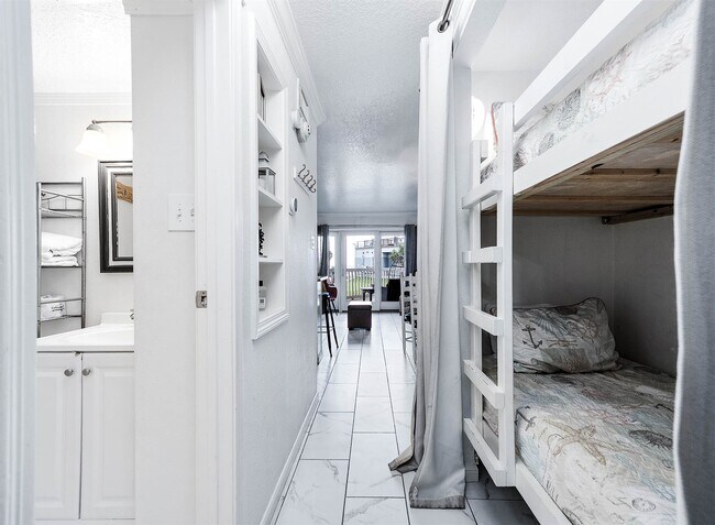 Building Photo - 6300 Seawall Blvd