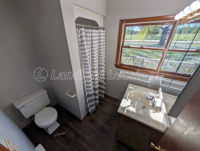 Building Photo - Spacious 4-Bedroom Home with Scenic Views ...