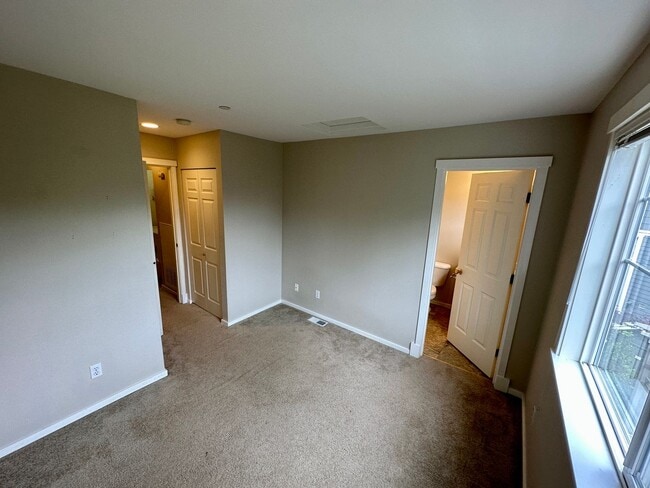 Building Photo - 2Bd/2.5Ba Issaquah Townhouse