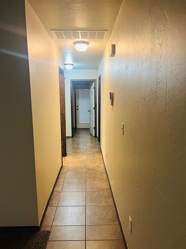 Building Photo - 3BR 2BA Duplex with 2 car garage