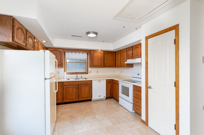 Building Photo - Fantastic Location! Close to MKT & Twin Lakes! 3BR/2.5BA/2000sqft., 2-Car Garage, Large Fenced Ya...