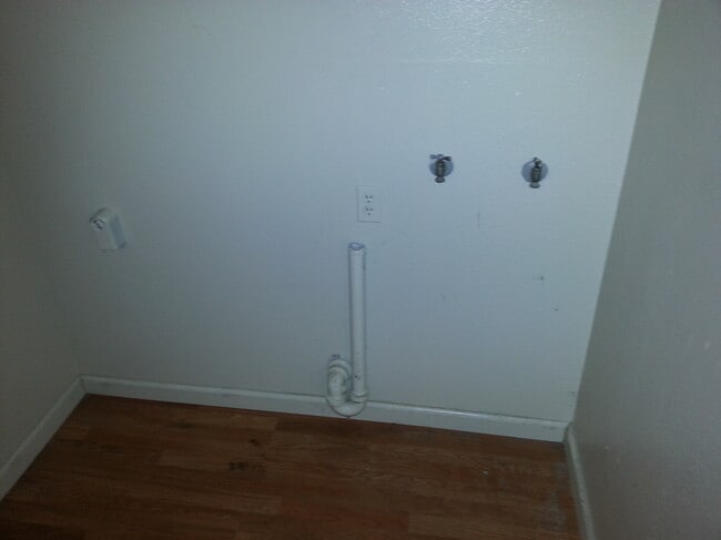 Hookups for Laundry - 621 E Yorkshire Dr