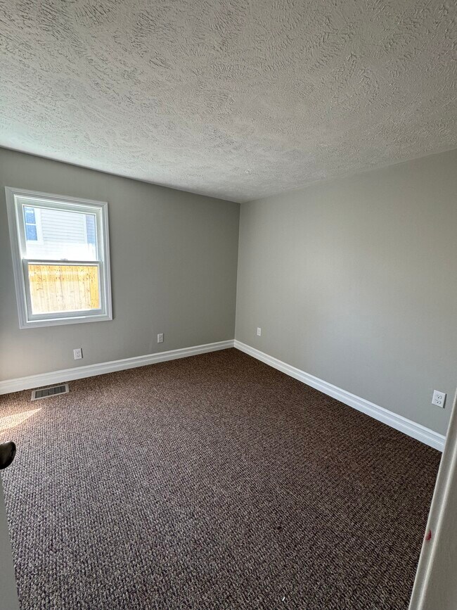 Building Photo - 285 1/2 Walnut St