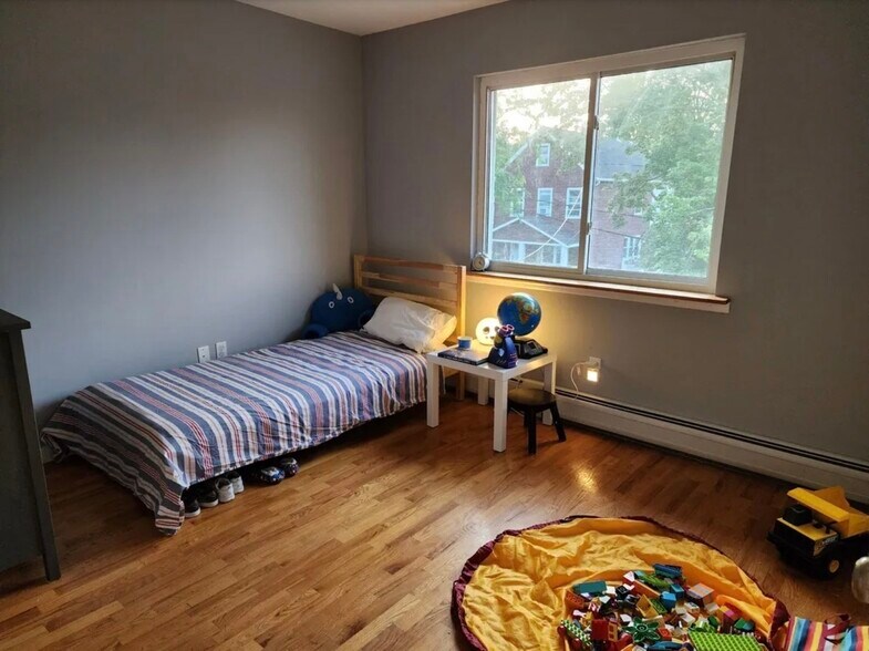 Front bedrooms - 103 Prescott Ave