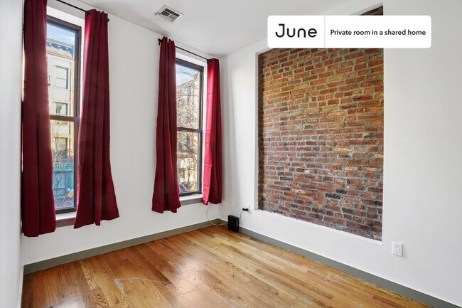 Building Photo - Private bedroom in 4 bed/1.5 bath Home