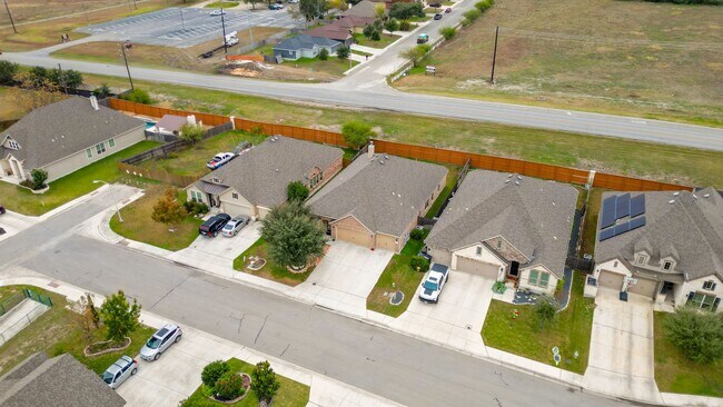 Building Photo - Spacious 3-Bed, 3-Bath Home with Island Kitchen, Loft, and Fenced Yard in New Braunfels