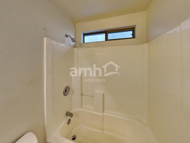 Building Photo - 2033 W Vineyard Plains Dr