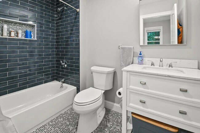 Building Photo - Renovated Apartment in Medford