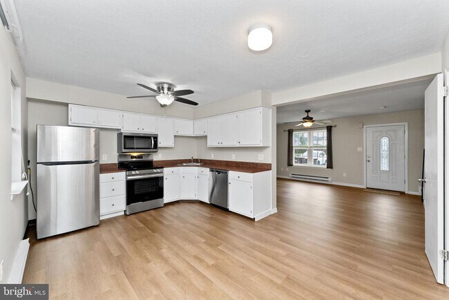 Building Photo - 553 Blaker Dr