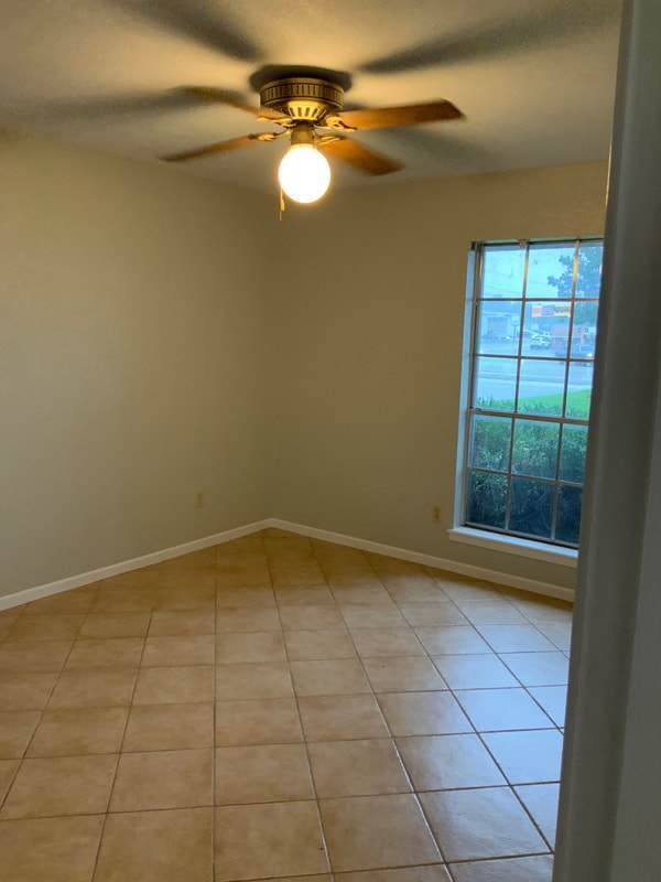 Building Photo - Spacious 4 bedroom 2 bath with lots of par...
