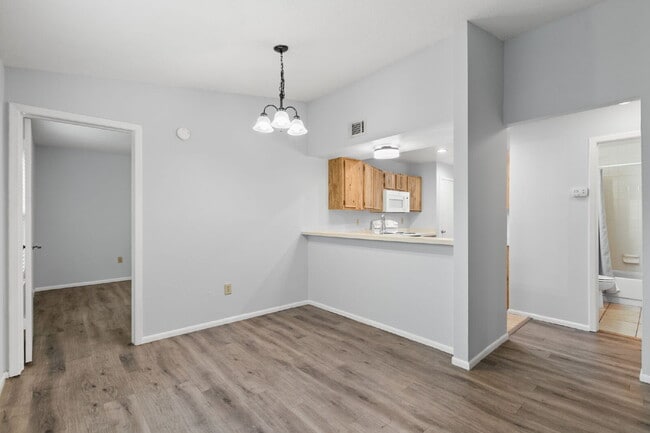 Building Photo - Condo For Rent in North Oaks!