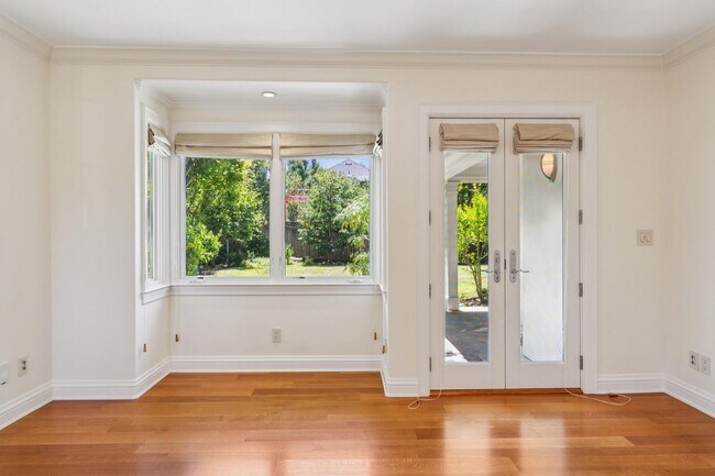 Building Photo - Beautiful, Old-World-style Home in the Heart of Central Menlo Park