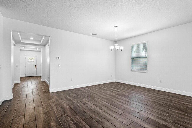 Building Photo - Spacious 4-Bed / 2-Bath Home with 3-Car Garage in Apopka with Modern Touches!