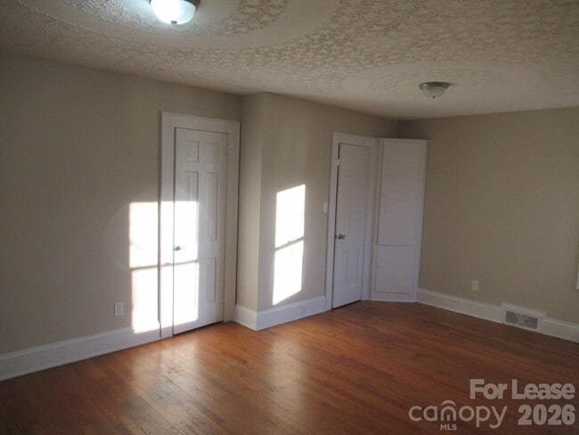 Building Photo - 505 S Cedar St