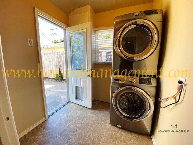 Building Photo - Lovely home with extra large backyard, con...