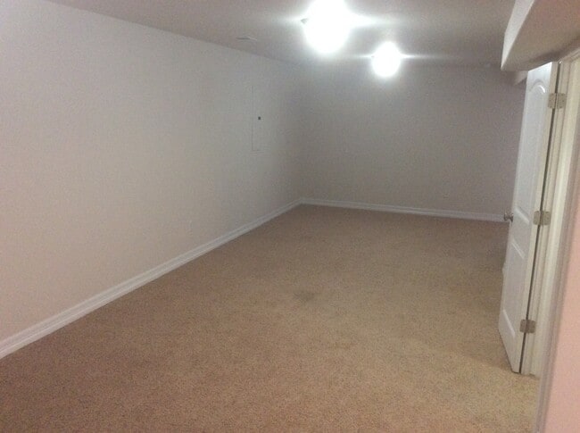 Building Photo - 5 BEDROOM, 4 BATHROOM TOWNHOUSE WITH 2 CAR...