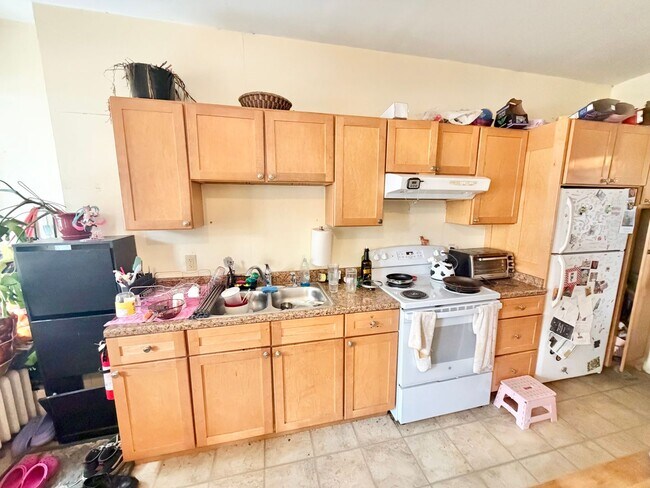 Building Photo - 3 Bedroom Apartment in Burlington VT Available 6/5-6/15!