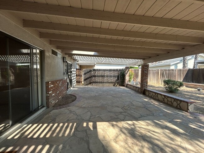 Building Photo - 5055 Pearblossom Dr