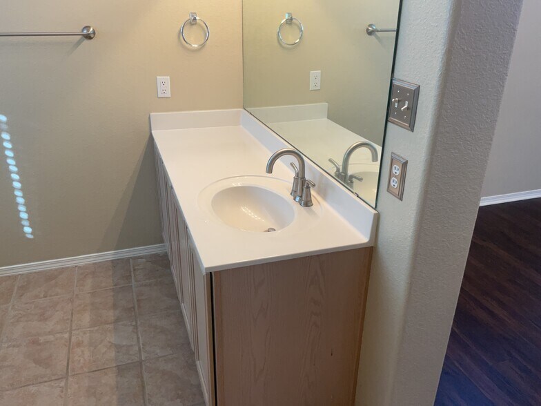 Building Photo - 625 Valley Meadows Dr NE