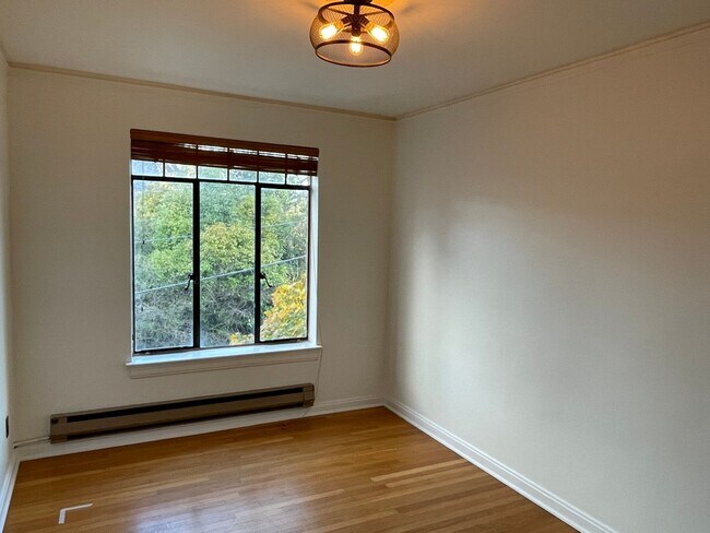 Building Photo - Vintage Eastlake Condo