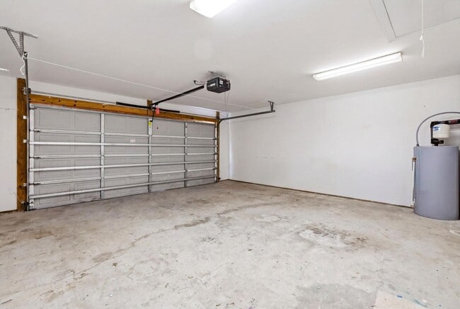 Building Photo - 215 Gardenview Ct NE