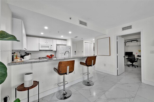 Building Photo - 2740 SW 28th Terrace