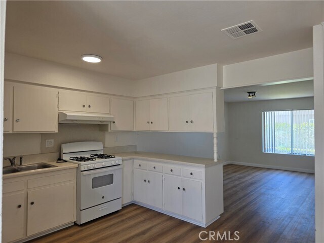 Building Photo - 928 N Vicentia Ave