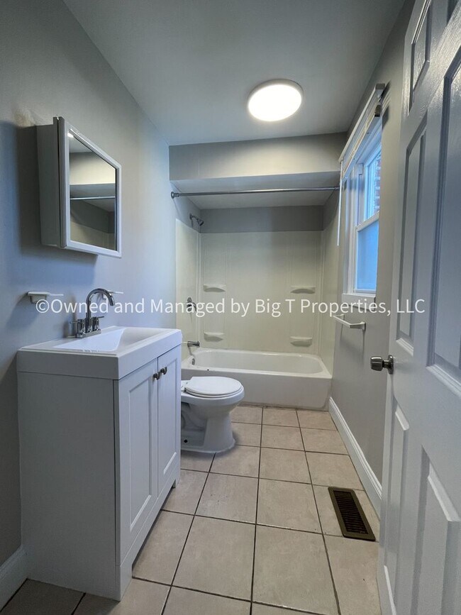 Building Photo - Updated Townhouse in trending location!