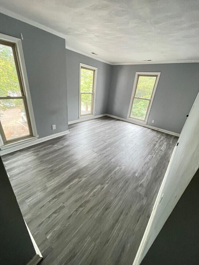 Building Photo - Updated 2 Bedroom Unit!