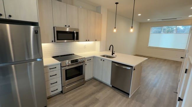 Building Photo - Elegant Townhome with modern architectural design Located in the Brentwood Neighborhood