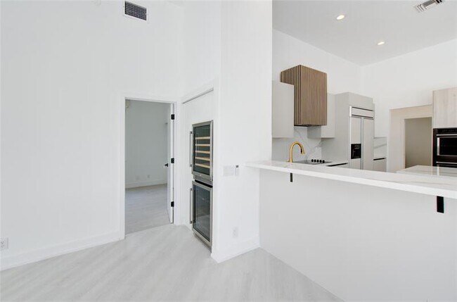 Building Photo - 2550 Jardin Terrace
