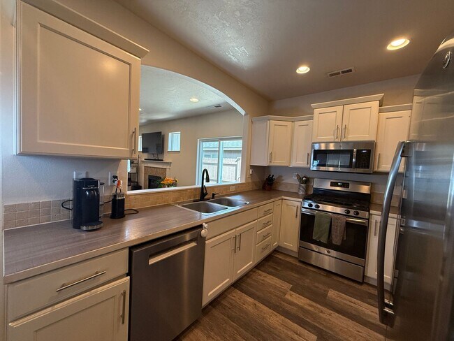 Building Photo - CHECK OUT THIS BEAUTIFUL HOME IN MAPLE MEADOWS!!
