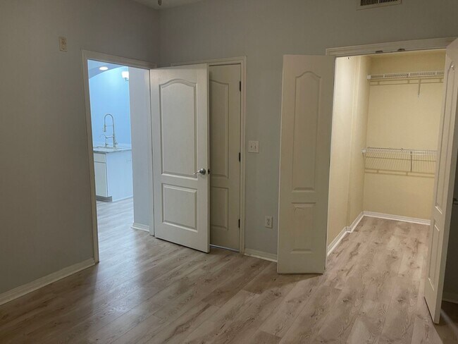Building Photo - Fully Renovated 2/2 Near Campus