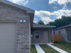 Building Photo - Nice 3 Bedroom, 2 Full Bath Duplex Located in SW Ft. Worth.