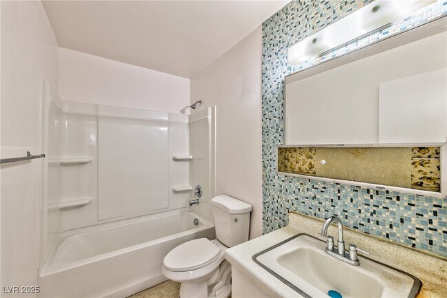 Building Photo - 3821 Daisy St