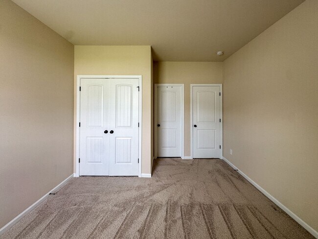 Building Photo - Stunning 5 Bed 4.5 Bath Fayetteville Home with Fenced Yard